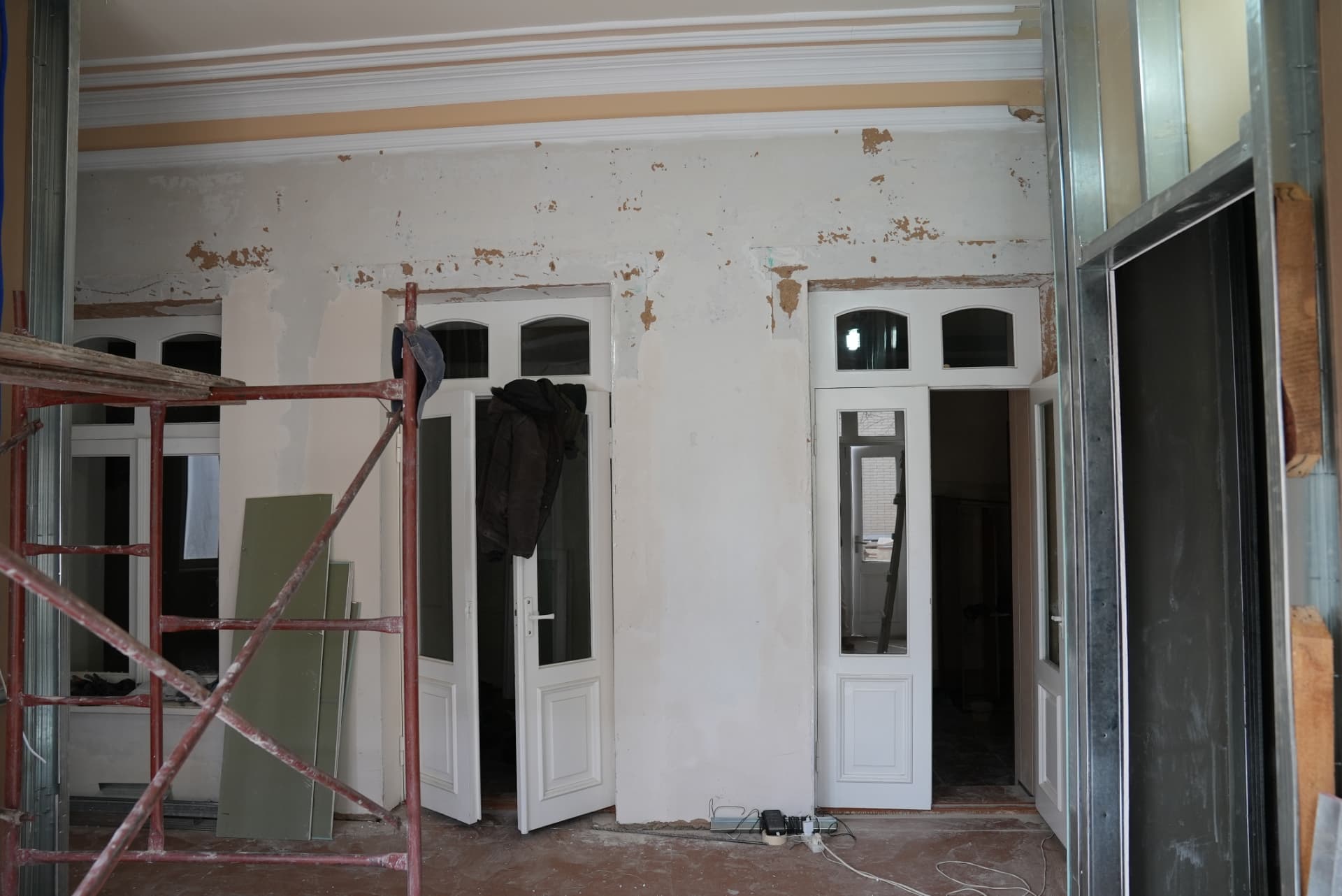 Finishing work in the corridor